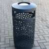 Buiten afvalbak AT-701 22 De geperforeerde uitvoering van deze bijzonder fraaie buitenafvalbak. In diverse ral kleuren leverbaar. Deze is uitgevoerd incl. de asbak.